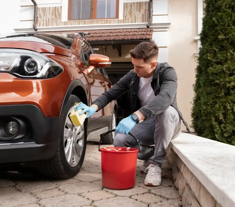 Lavage auto à domicile Lys-Saint-Georges : professionnel intervenant sur un véhicule